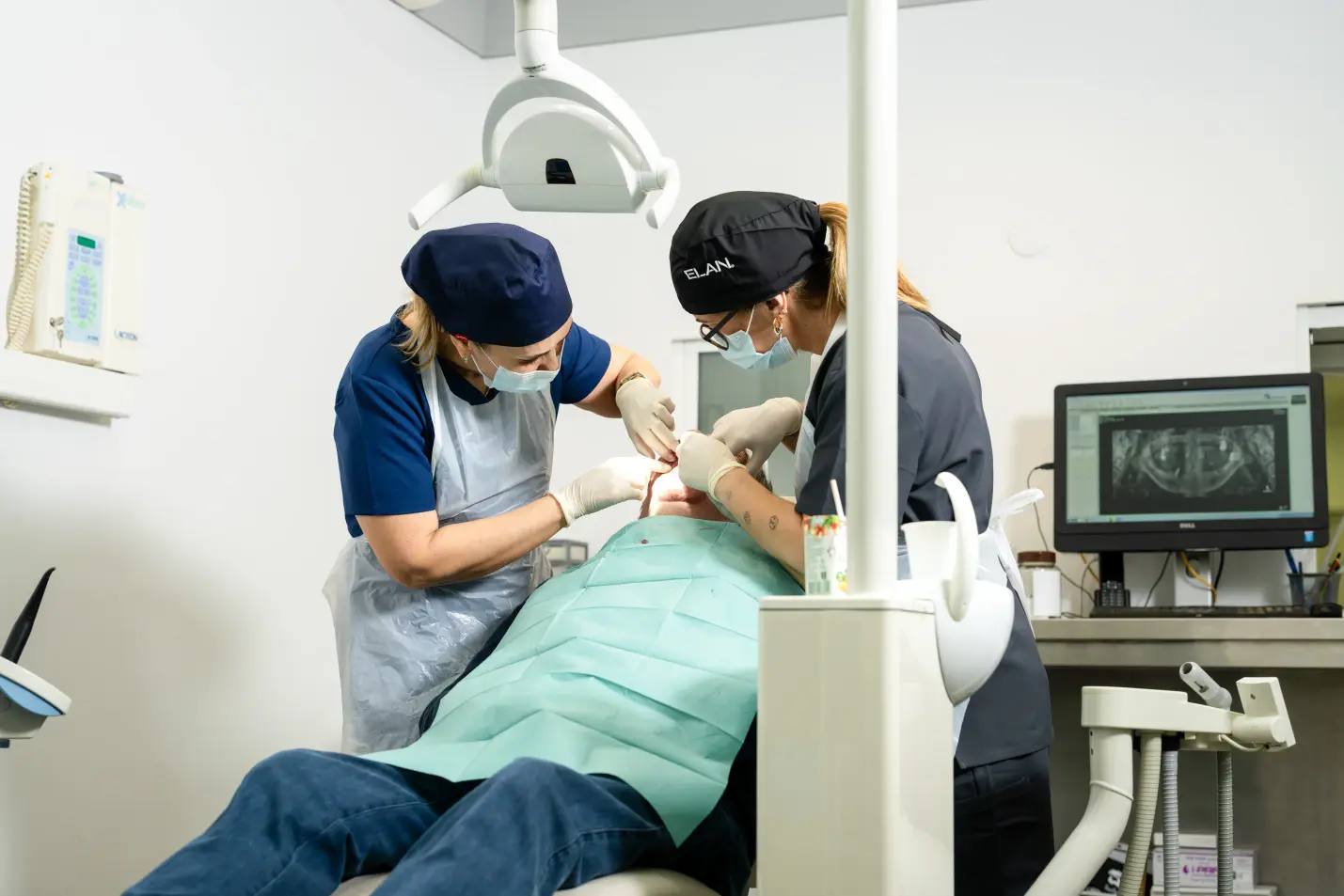 Equipa AllMed em consulta